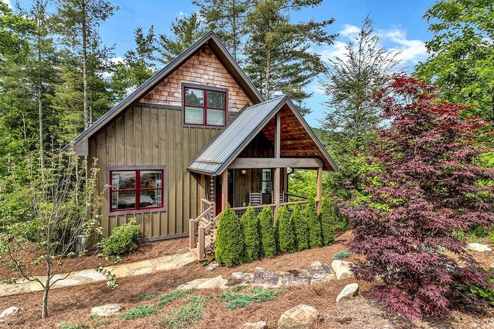 Vacation rental for 8 people, with balcony and hot tub in Black Mountain