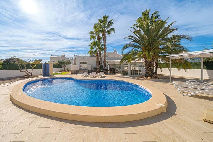 Villa for 6 people, with balcony and garden in Torrevieja