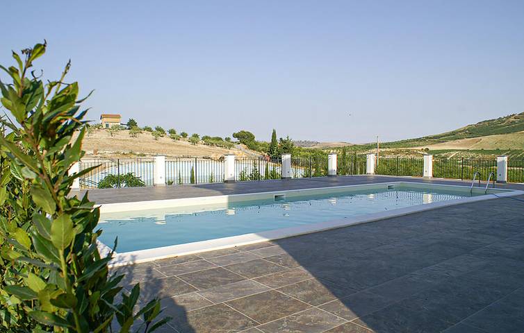 Entire holiday apartment, Luxury Apartment with AC, Pool, Parking, Garden & Kitchen in Mazzarino, Caltanissetta Province