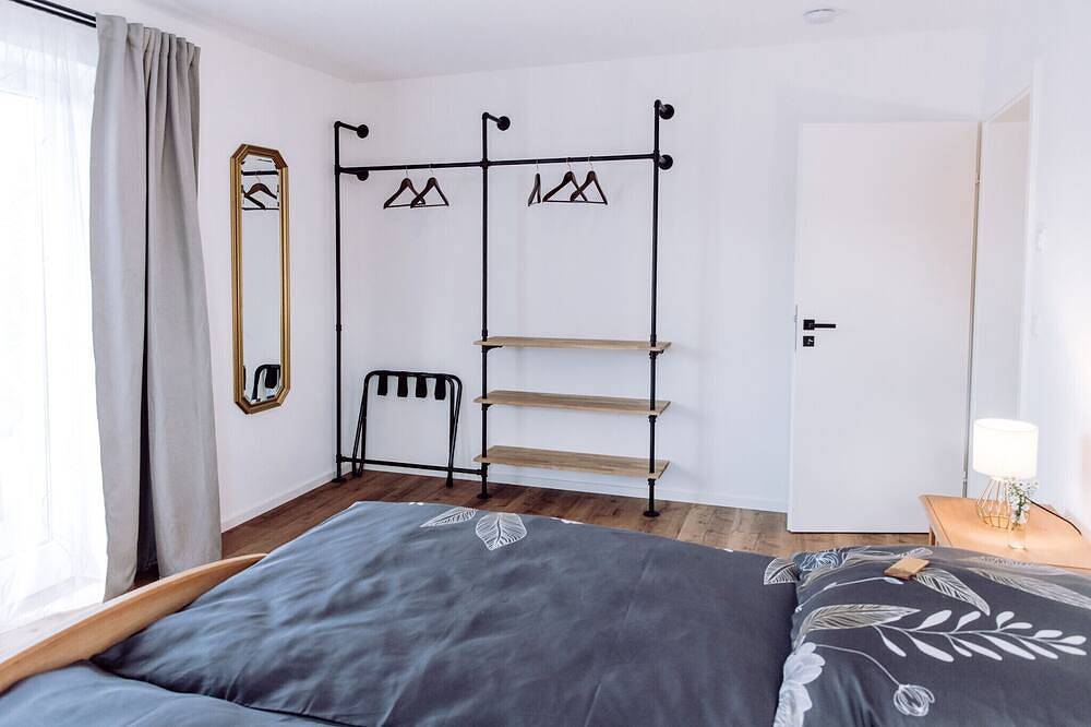 Ganze Wohnung, Ferienwohnung 2 Ausblick im 1. Obergeschoss mit ausgestattetem Balkon in Riedering, Chiemgauer Alpen