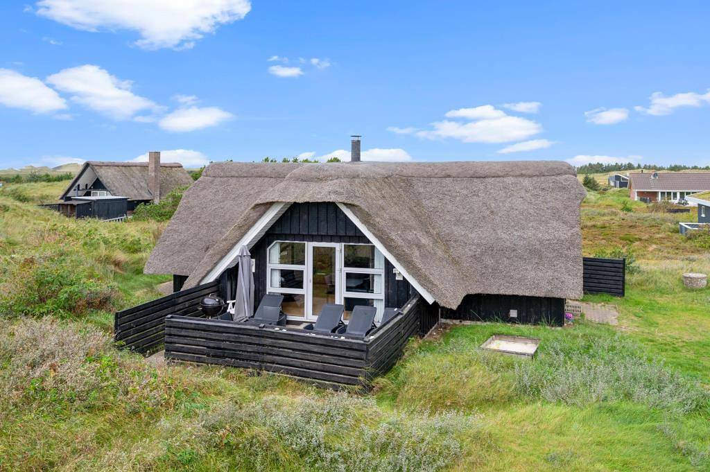 Reetgedecktes, strandnahes Ferienhaus mit Sauna in ruhiger Lage  in Nørre Lyngvig, Hvide Sande