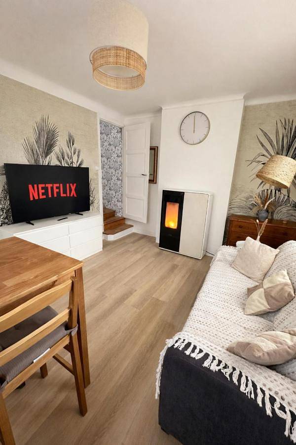 Location de vacances pour 3 personnes, avec terrasse ainsi que vue et jardin à Aunay-sur-Odon