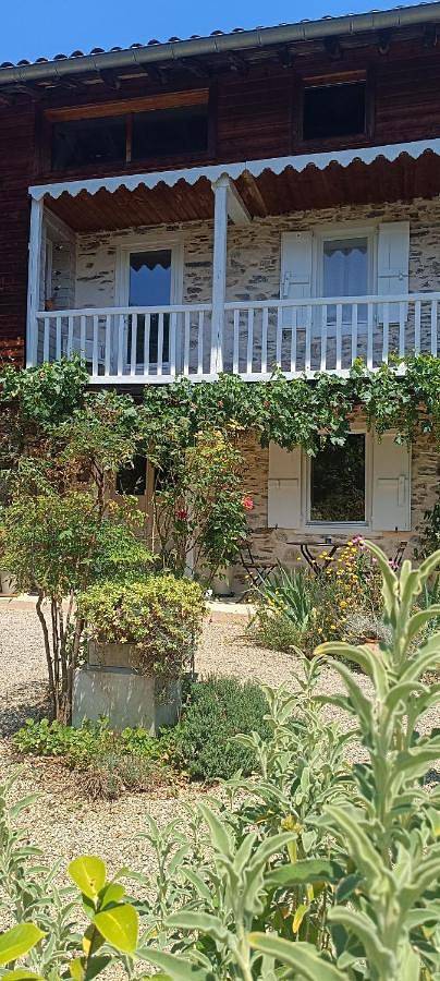 Location de vacances pour 2 personnes, avec Balcon et Terrasse ainsi que Jardin et Vue à Chein-Dessus