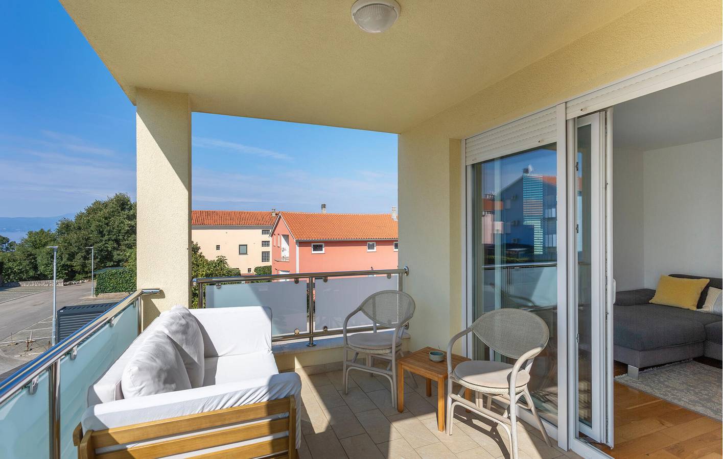 Apartamento vacacional entero, Acogedor apartamento con vistas al mar, terraza, wifi y aparcamiento - A 1,5 km de la playa in Malinska-Dubašnica, Krk (isla)