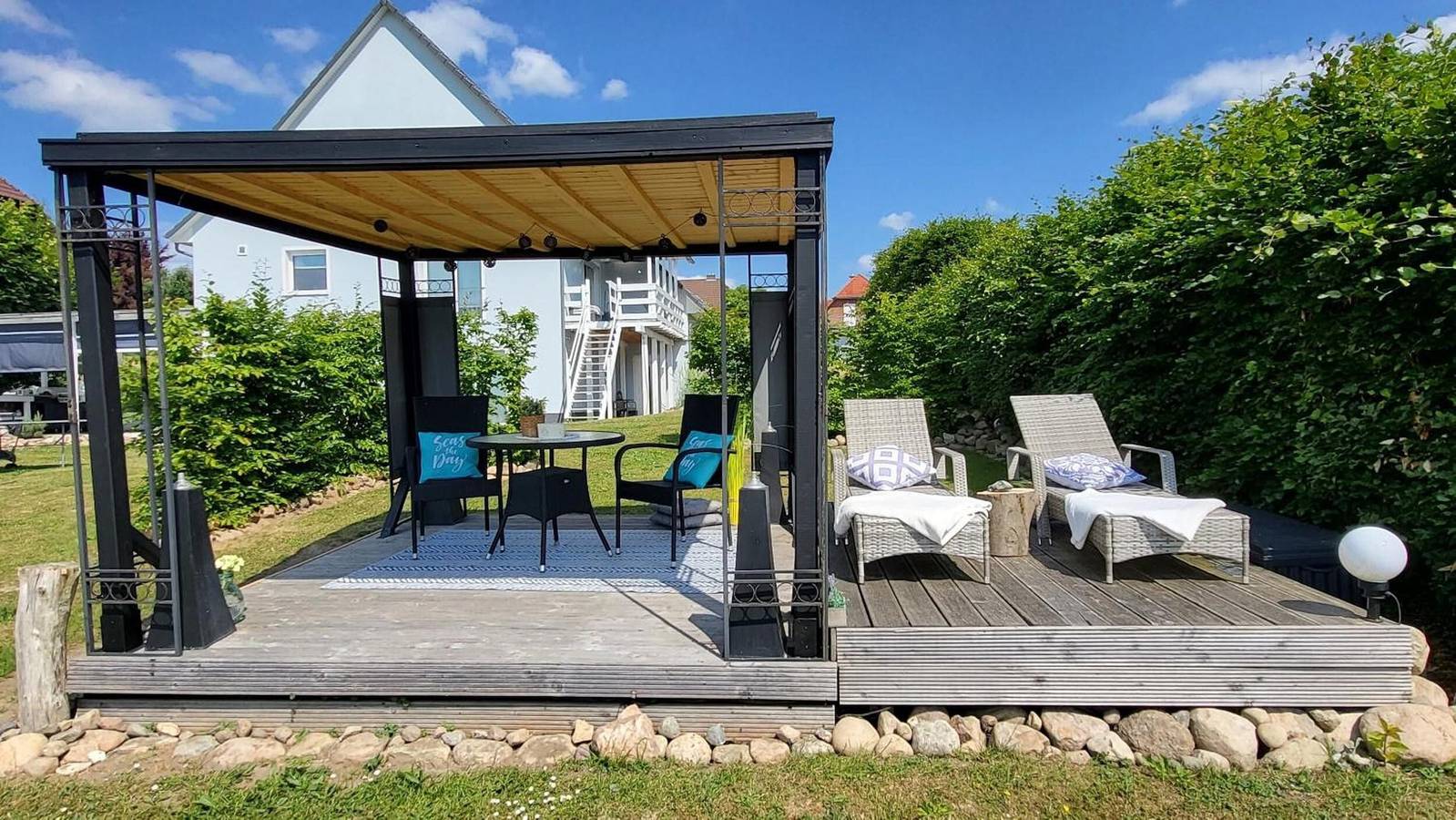 Ganze Wohnung, Apartment „Seeblick“ mit Seeblick, privater Terrasse und Wlan in Klein Upahl, Naturpark Nossentiner/Schwinzer Heide