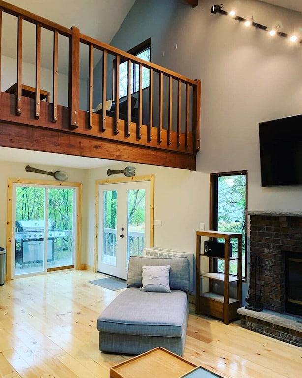 Nice Cabin in the Poconos Mountain (Saw Creek Est) in Saw Creek, Pike County