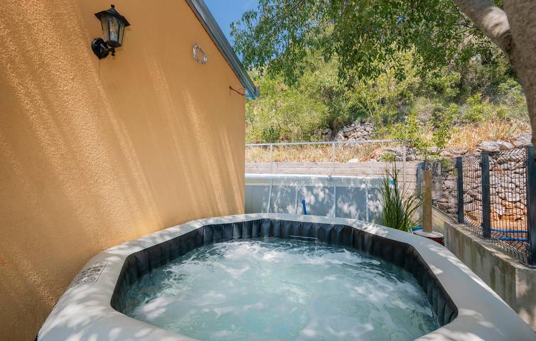 Geräumige 250 m² große Wohnung mit Terrasse, Pool und Parkplatz in der Nähe des Flusses Ričina in Imotski, Makarska Riviera