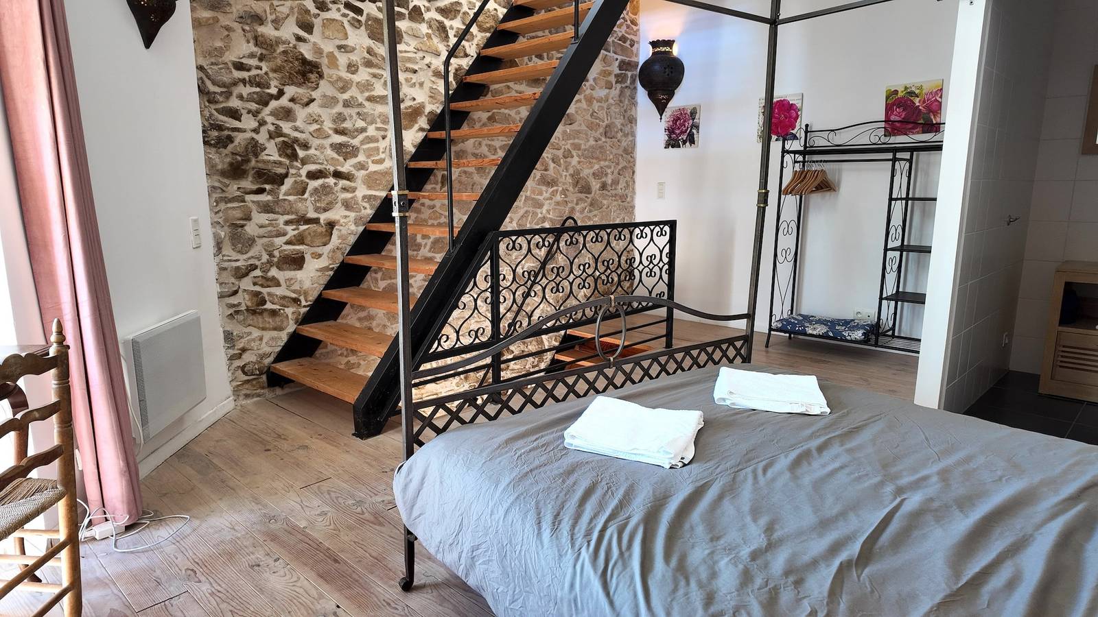 Vakantiehuis 'Domaine De Bellac - La Belle Vue' met gedeeld zwembad, privéterras en wifi in Roussines, Regionaal Natuurpark van de Perigord-Limousin