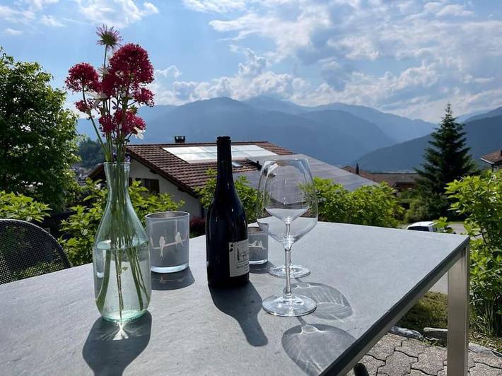 Ferienwohnung für 3 Personen, mit Terrasse und Garten sowie Ausblick in Trin