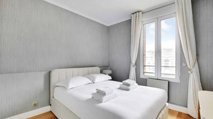 Location De Vacances pour 9 Personnes dans Courbevoie, Hauts-de-Seine, Photo 1