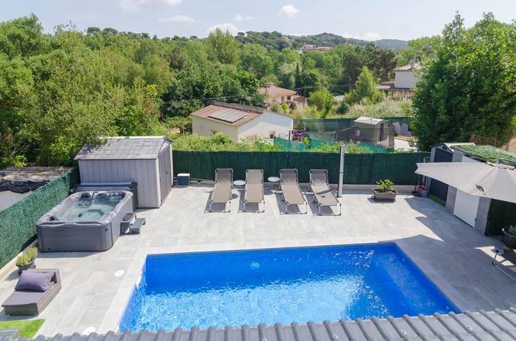 Chalet para 4 personas, con piscina además de jardín y jacuzzi en Provincia de Gerona