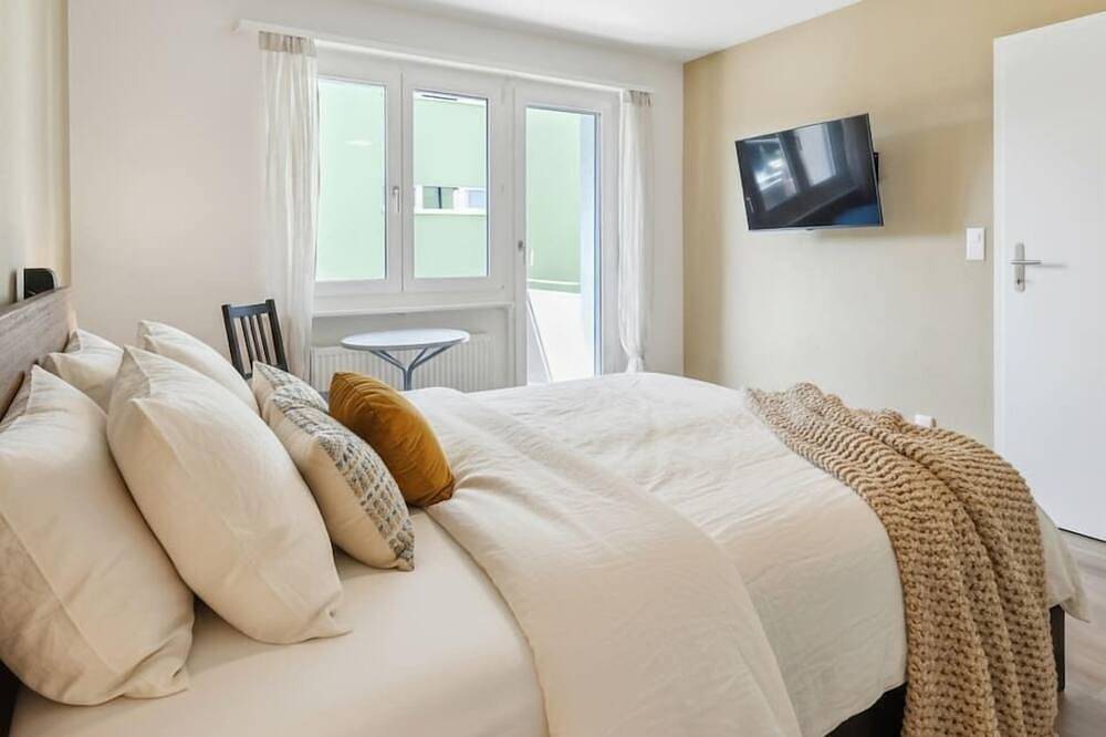 Entire apartment, Studio w/ Balcony & Modern Amenities (202-16) in Zurich, Zurich Prealps