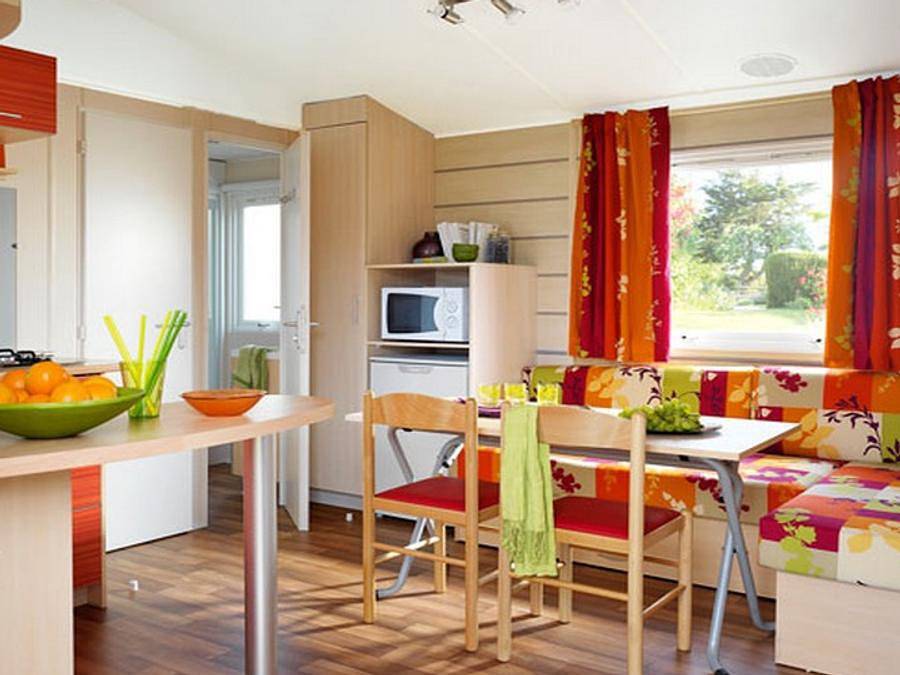 Flower Camping Les Paillotes en Ardeche - Mobilheim 6 personen - 27,5m² Standard (2 Schlafräume - 4/6Pers.) + Klimaanlage + Strohhütte im Freien in Ruoms, Ardèche