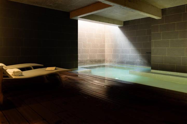 Hôtel pour 2 personnes, avec piscine ainsi que jacuzzi et sauna