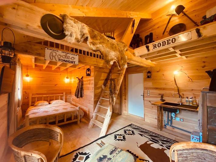 Gîte pour 4 personnes, avec terrasse et vue à Le Sourn