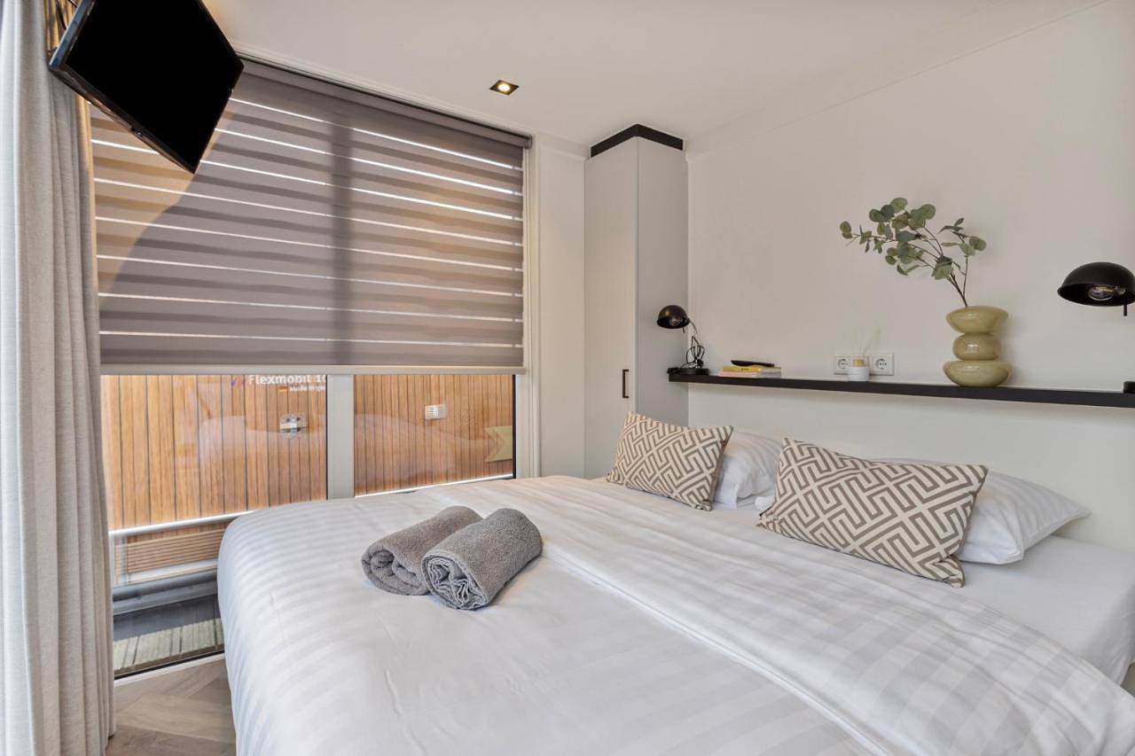 Luxurious waterloft near beach and centre by Weltevreden Experience in Zeewolde, Flevoland