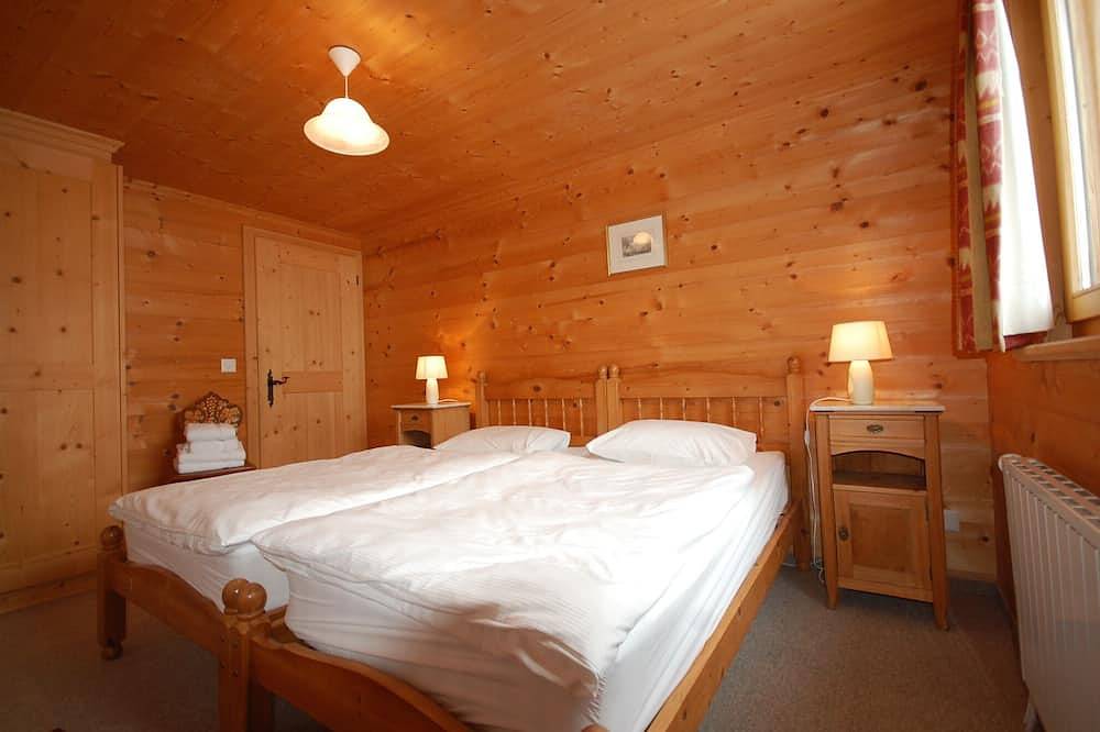 Traditionelles Luxuschalet in der Schweiz in Nähe der Skipisten in Klosters-Serneus, Plessur Alpen
