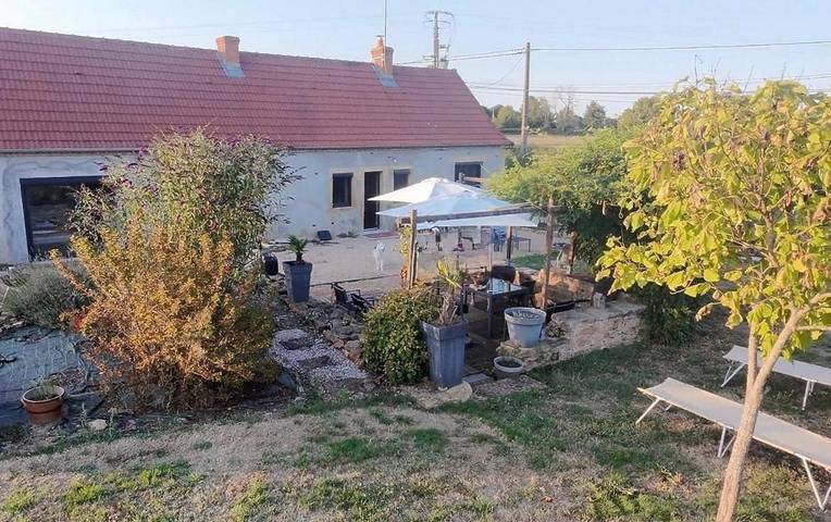 Location de vacances pour 6 personnes, avec terrasse, animaux acceptés à Saint-Vincent-Bragny