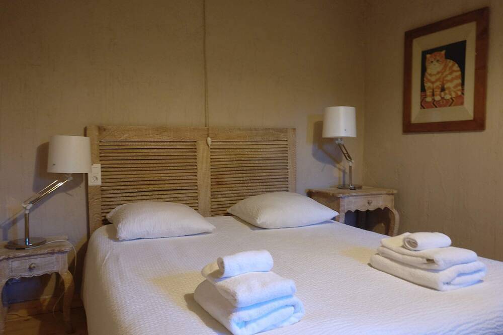 Chaleureux gîte, plain-pied, d'une chambre avec jardin clos et piscine communale in Soyaux, Charente