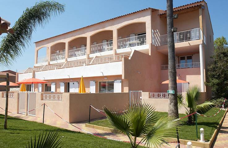 Gîte pour 6 personnes, avec terrasse ainsi que piscine et jardin, animaux acceptés à La Londe-les-Maures - 2