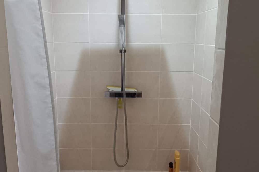 Entire apartment, Single storey studio, private swimming pool, secure parking in Callian, Draguignan region