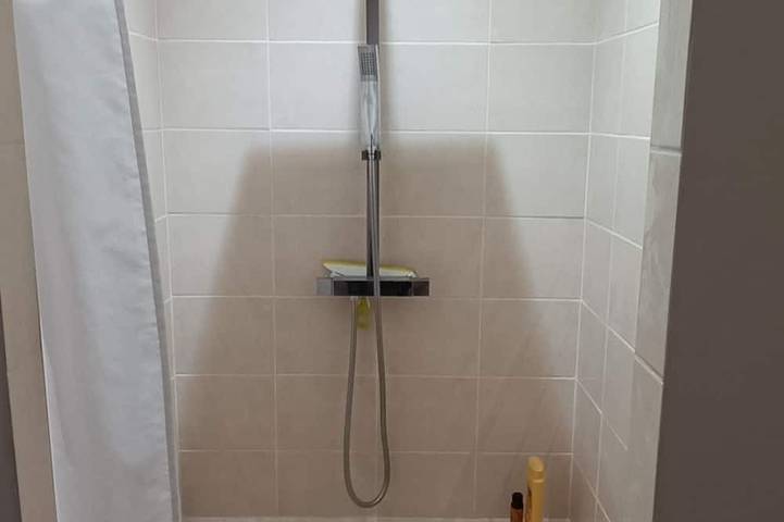 Entire apartment, Single storey studio, private swimming pool, secure parking in Callian, Draguignan region