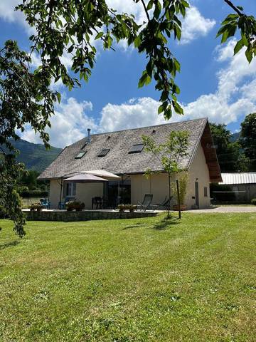Gîte pour 6 personnes, avec terrasse et jardin à Montcel