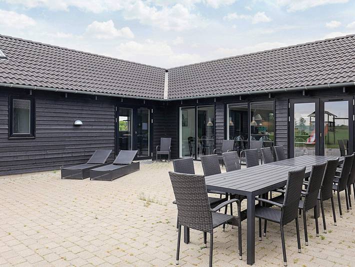 Ferienhaus für 24 Personen, mit Terrasse und Pool sowie Sauna in Råbylille Strand