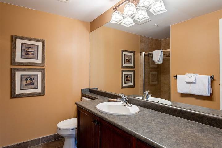 Holiday rental for 8 people, with balcony and hot tub as well as pool in Canada