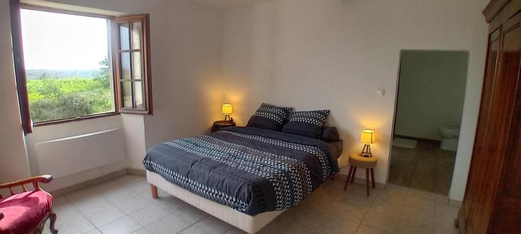 Gîte pour 2 personnes, avec piscine et jardin ainsi que terrasse et vue à Nassiet - 2