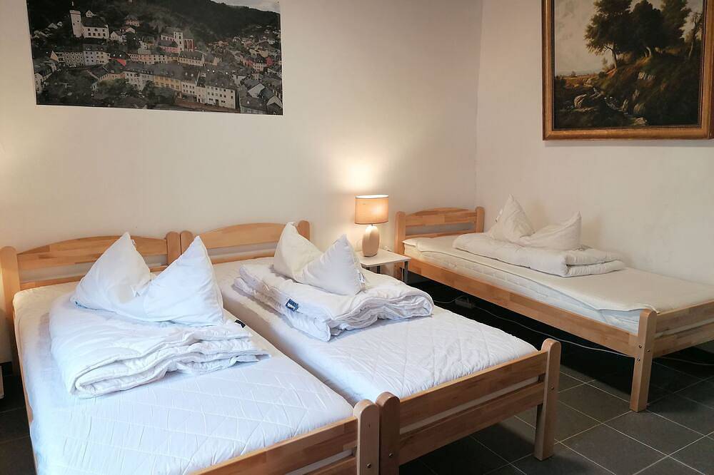 Monteurunterkunft für 7 Gäste mit 3 Schlafzimmer, 3 Bäder & Parkplätzen in Neuerburg, Eifelkreis Bitburg-Prüm