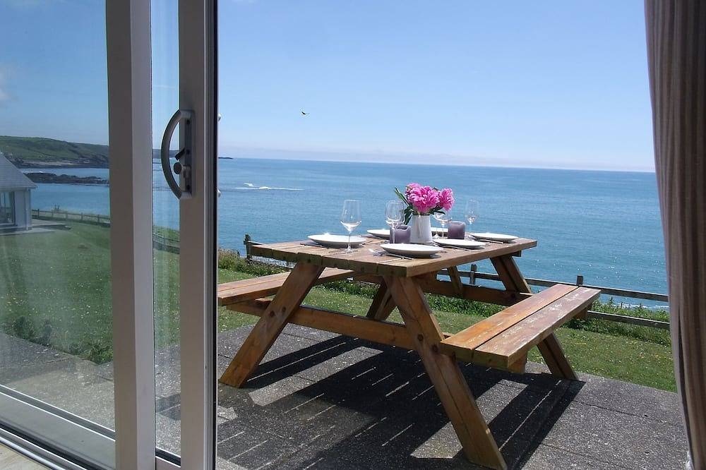 Ruim, licht huis met een ongeëvenaard uitzicht op de oceaan in County Cork