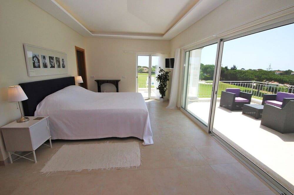 Luxuriöse freistehende Villa mit 4 Schlafzimmern und Meer-, Golf- und Bergblick in Vale do Lobo, Almancil