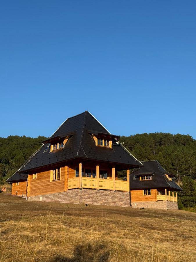 Gîte pour 5 personnes, avec Balcon et Terrasse ainsi que Jardin et Vue à Kosjerić