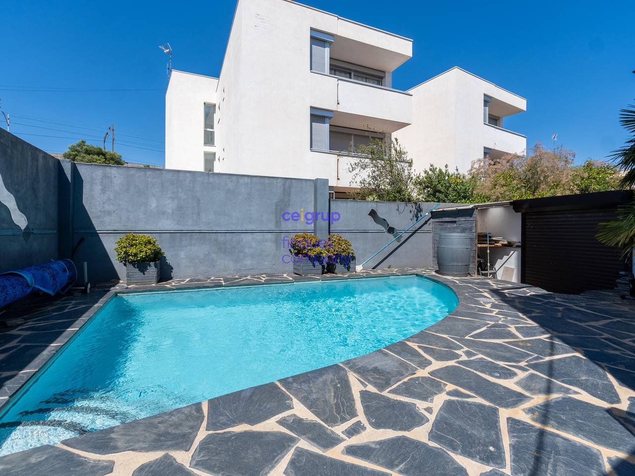 Ganze Wohnung, Guillem De Berguedà Bxs - Apartamento amplio y reformado, con pocas escaleras, situado en un tranquilo residencial de Grifeu in Platja Grifeu, Oberampurien