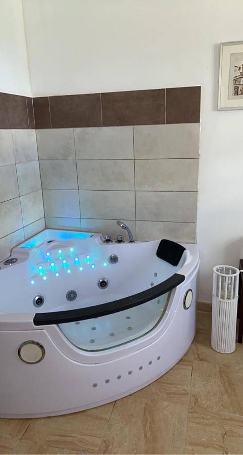 Double Room with Spa Bath in Feuquières, Oise