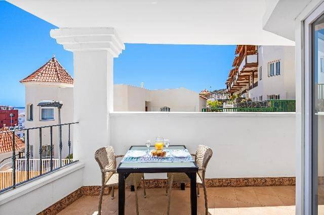 Gîte pour 2 personnes, avec piscine ainsi que terrasse et vue dans La Caleta - 4