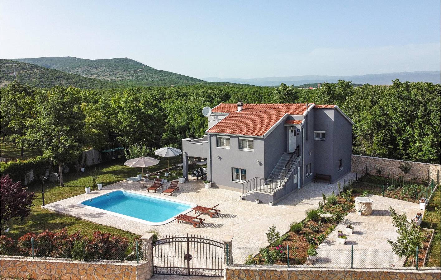 Geräumige 2-Zimmer-Wohnung mit Pool und Terrasse, kostenloses WLAN in Dalmatinisches Zagora