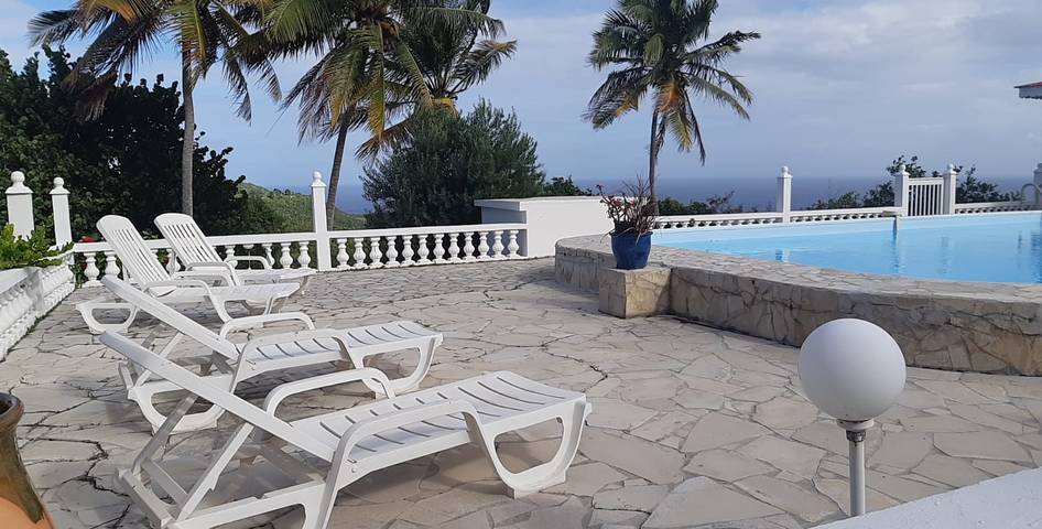 Location de vacances pour 6 personnes, avec vue sur l’océan ainsi que terrasse et jardin dans Marie-Galante - 4