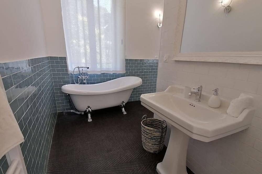La Romantique, suite de luxe avec baignoire au Château La Vidalle in Vendres, Côte méditerranéenne (France)