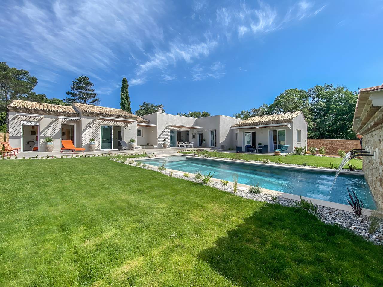 Villa 'Les 4 Fontaines' with Private Pool, Wi-Fi and Air Conditioning in Saint-Siffret, Nimes region