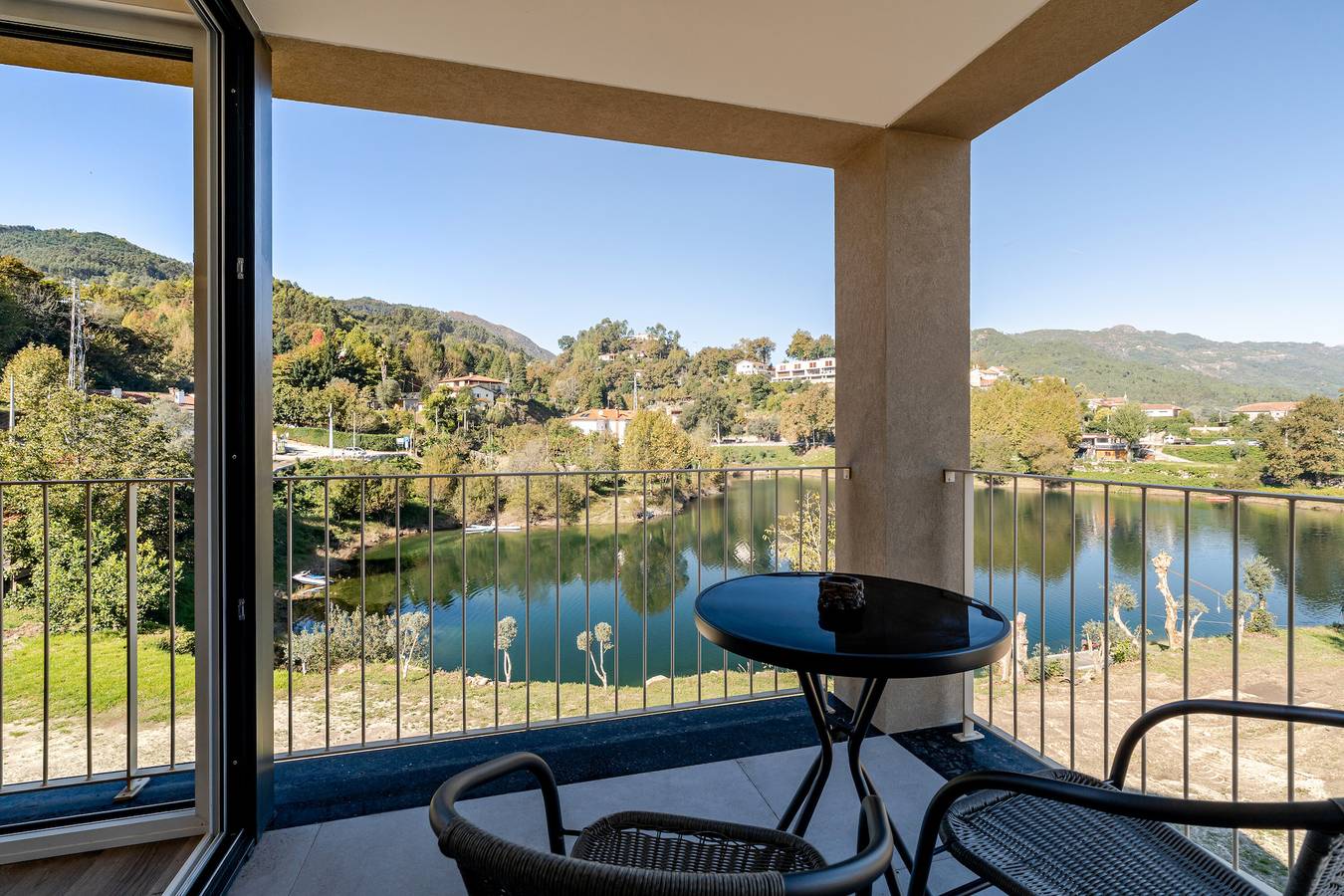 Casa de Férias 'Serração T2' com Vista para o Lago, Wi-Fi e Ar Condicionado in Rio Caldo, Distrito de Braga