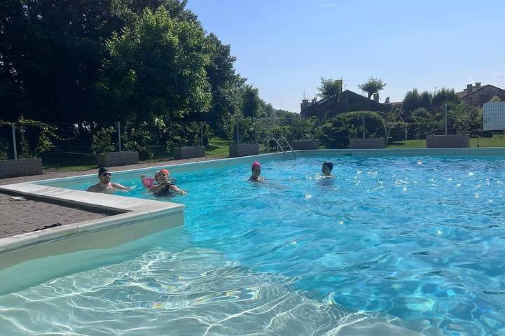 Ferienwohnung für 4 Personen, mit Terrasse und Garten sowie Pool