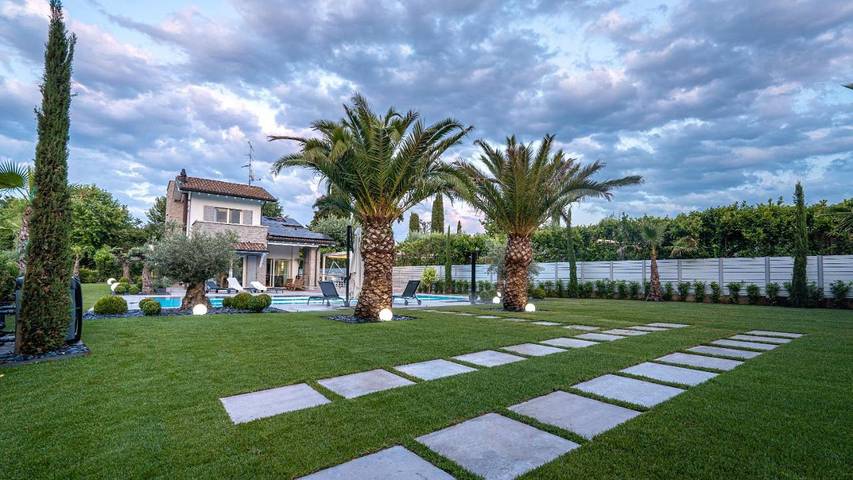 Villa per 9 persone, con vista lago e giardino nonché piscina e sauna in Sirmione