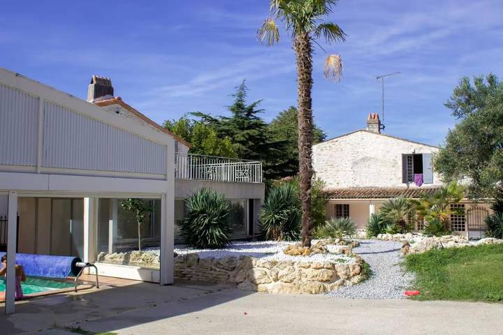 Location de vacances pour 18 personnes, avec piscine et vue ainsi que jardin et balcon à Saint-Sornin - 4