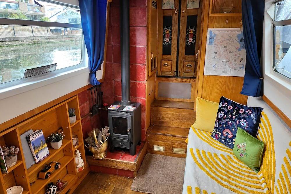 Cosy Canal Boat in Little Venice for Family & Friends in London, Südostengland