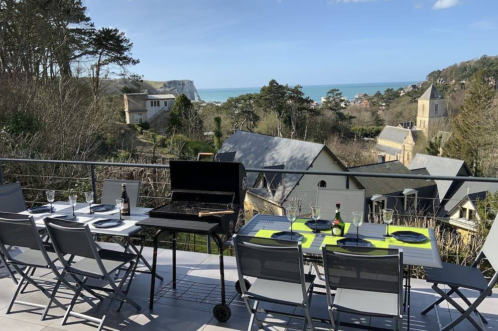 Villa Panorama, sea view and cliffs of Etretat in Étretat, Le Havre region