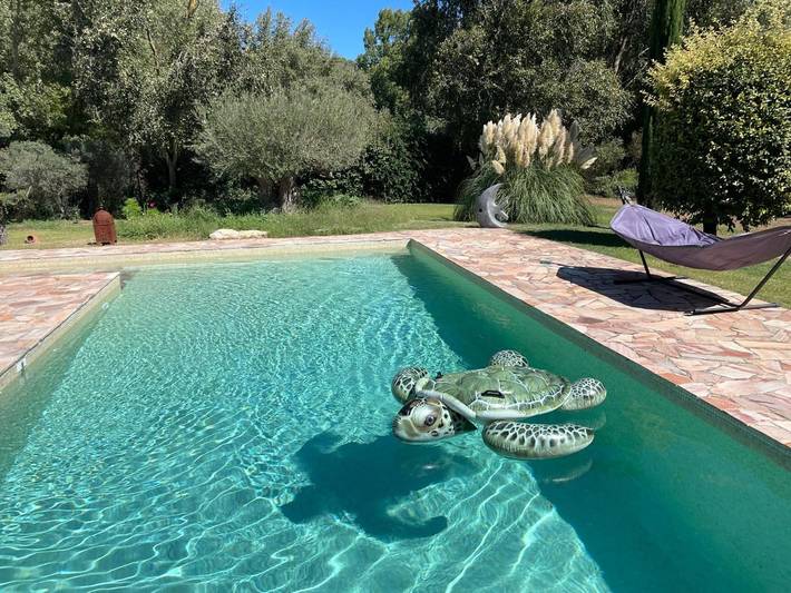 Location de vacances pour 4 personnes, avec Terrasse ainsi que Jardin et Piscine dans La Barque