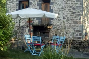 Location de vacances pour 2 personnes, avec balcon et jardin à Charbonnières-les-Vieilles