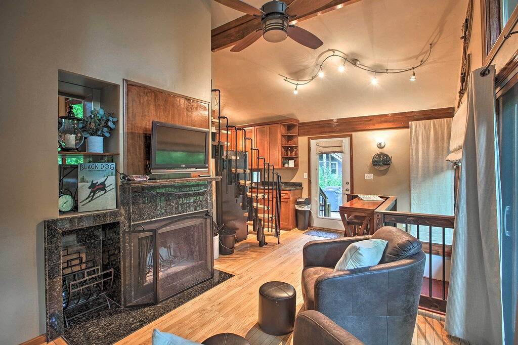 Cozy 'Hillside Hideaway' in Wintergreen Resort! in Wintergreen, Nelson County
